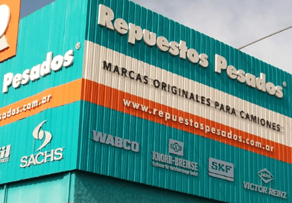 Fachada de Repuestos Pesados, local de repuestos para camiones ubicado junto a Diesel Service