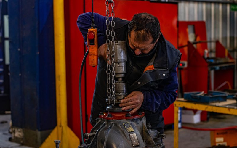 Técnico especializado trabajando en unidad dentro del taller Diesel Service